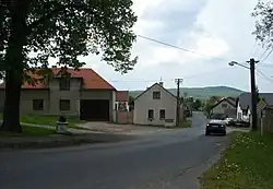 hlavní silnice na návsi