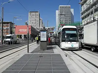 Tramvaj ve stanici Les Flanades