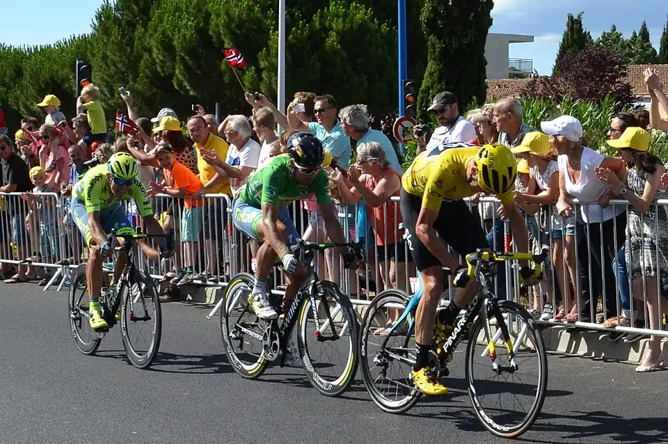 Finišující trojice zleva Maciej Bodnar, Peter Sagan a Chris Froome v 11. etapě