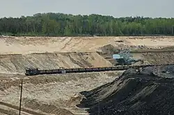 Pískové pole Bór Wschód u Sosnovce: těžba písku a ukládání hlušiny v vytěženém prostoru