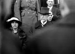 TGM vystupuje z vlaku, po jeho pravé straně dcera Olga, za ním zčásti skrytý syn Jan