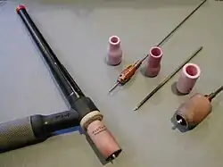 Svařovací hořák s elektrodami, měděnými kontaktními špičkami a keramickými (růžovými) plynovými hubicemi