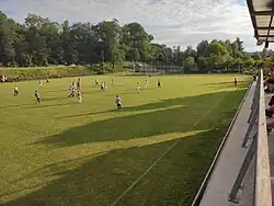 Pohled na hřiště z tribuny