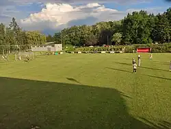 Pohled na hřiště z tribuny