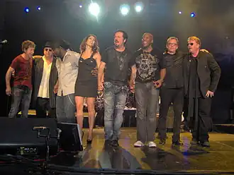 Toto živě v Kodani v Dánsko, v K.B. Hallen v červenci 2010. Zleva: Simon Phillips, David Paich, Mabvuto Carpenter, Jory Steinberg, Steve Lukather, Nathan East, Steve Porcaro, Joseph Williams.