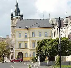 Budova soudu na náměstí Republiky, v pozadí věž kostela Nanebevzetí P. Marie