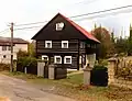Roubený podstávkový dům č. p. 10 na severní straně návsi