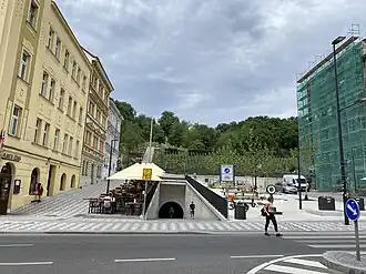 Pohled k tunelu od Chlumovy ulice (2024)