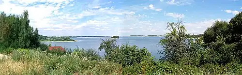 Pohled na vodní hladinu budyšínské přehrady