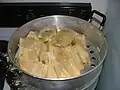 Tamales v tradiční tamaleře