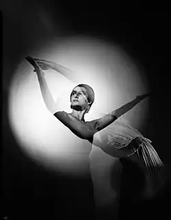 Tamara Tchinarova (later the first wife of Peter Finch) in the ballet Les Presages, Sydney, 6. prosince 1936 - leden 1939, fotostudio