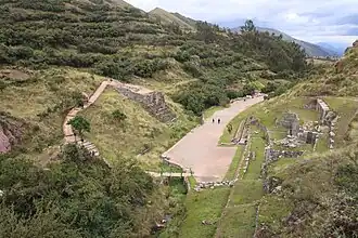 Pohled východním směrem, lázně jsou vpravo (tedy pod jižním svahem)