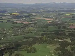 Letecký pohled na Podkrkonoší - v popředí ves Tample