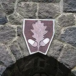 Znak v klenáku nad vchodem