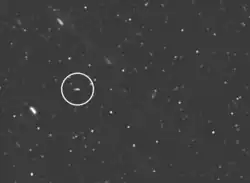 Tarqeq (v kroužku) focený sondou Cassini 12. června 2016.