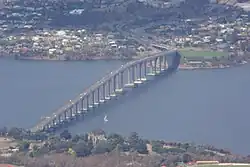 most přes estuár Derwentu v Hobartu