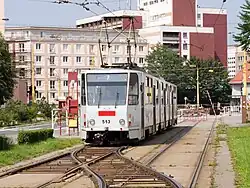 Vůz KT8D5 přejíždí dočasnou kolejovou spojku Californien za zastávkou Radnica starého mesta