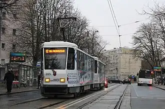 Souprava vozů Tatra T6A2D na lince 12 v zastávce Niemcewicza