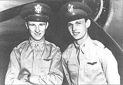 Kenneth M. Taylor a George Welch (vpravo)