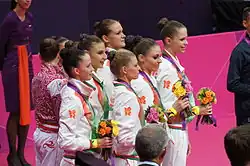 Běloruské gymnastky včetně Ksenije Stankovičové na pódiu na LOH v Pekingu 2008
