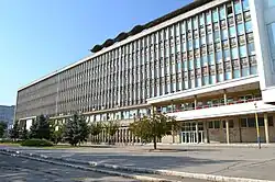 Hlavní budova zepředu