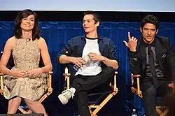 Snímek Tylera Poseyho s Crystal Reedovou a Dylanem O'Brienem při debatě v roce 2012