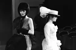 Scéna z produkce Národního divadla Georga Büchnera „Leonce a Lena“. Představení mělo premiéru 21. března 1972. Režie Edith Roger, scénografie Lubos Hruza, kostýmy Lita Prahl a Lubos Hruza. Oslo.