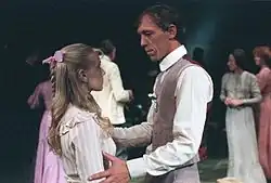 Scéna z inscenace "Komedie lásky" Henrika Ibsena z Národního divadla. Premiéra: 1. září 1980. Režie Edith Roger, hrají Merete Moen a Katja Medbøe jako Svanhild a Svein Strula Hungnes jako Falk. Oslo, 1981