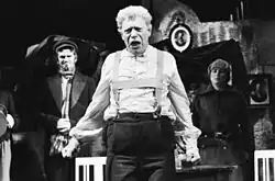 Scéna z produkce Národního divadla „Revizor“ Nikolaje Gogola. Lubos Hruza se postaral o scénografií a kostýmy. Oslo.