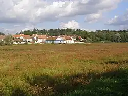 Pohled na Podolí přes vypuštěný Staroměstský rybník