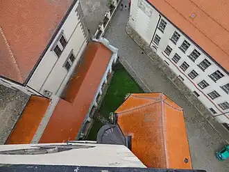 Pohled na náměstí Jana Kypty s jezuitským seminářem z věže kostela svatého Jakuba