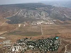 Letecký pohled na Tel Kacir, v pozadí jižní okraj Golanských výšin