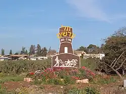 Vjezd do mošavu Tel Adašim