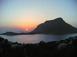 zapadající slunce nad ostrovem