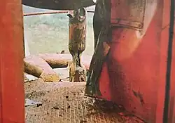 Výbuchem poškozený nárožník stožáru; nohu poškodila bleskovice, kterou připevnili sovětští vojáci. Stožár stál na třech nohách. Nárožník byl nejprve nejprve provizorně a později definitivně opraven pracovníky Škoda Plzeň. Po opravě stožáru byla zničená noha zachována jako květináč na schodišti vedoucím do provozu vysílače.