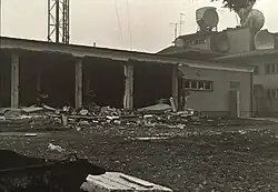 Budova energetického přístavku zničená okupačními vojsky Varšavské smlouvy. Vlevo stožár vysílače, vpravo parabolické antény radioreleových spojů.
