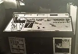 Vysílací sál, zdemolovaný kontrolní a ovládácí pult VKV vysílačů (rozhlasových vysílačů Československo 1 a Československo 2) Terčem se stala každá svítící kontrolka nebo pohybující se ručička měřicího přístroje.
