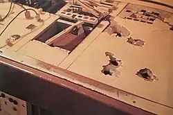 Vysílací sál, detail s viditelnými zásahy střel ze samopalu.