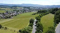 Pohled na Temenici od silnice stoupající k Hrabenovu