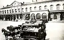 Záběr části nádraží ATE v Teplicích s dostavníky v popředí, patřícími okolním hotelům. Snímek pochází přibližně z roku 1885. V této rozsáhlé budově měla společnost také své hlavní sídlo.