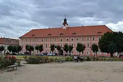 Terezín - náměstí ČSA, důstojnický dům čp. 84, obr01.jpg