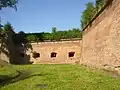 V kasematech umístěná dělostřelecká baterie, kryjící pravý bok ravelinu XVIII. na západě pevnosti