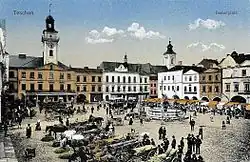 Náměstí v Těšíně s míjejícími se tramvajemi (r. 1917)