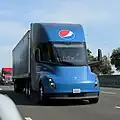 Tesla Semi v barvách nápojářské společnosti PepsiCo, říjen 2023