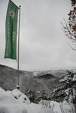 Vlajka ÖAV na Teufelsteinu ve Vídeňském lese