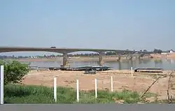 Pohled na most a řeku Mekong z laoské strany (2007)