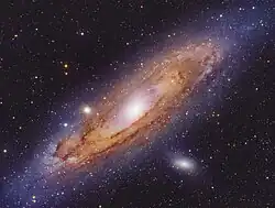 Snímek ukazující galaxii v Andromedě, vlevo od jejího jádra je galaxie M32 a vpravo dole galaxie M110