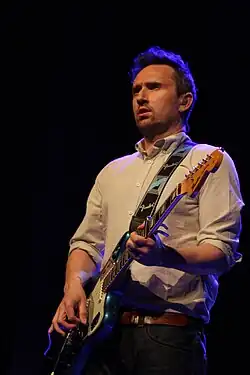 Noel Hogan při vystoupení The Cranberries v Sydney v roce 2012