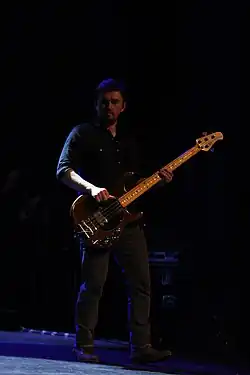 Mike Hogan při vystoupení The Cranberries v Sydney v roce 2012