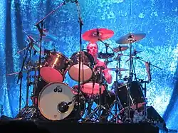 Fergal Lawler při vystoupení The Cranberries v Montrealu v roce 2012